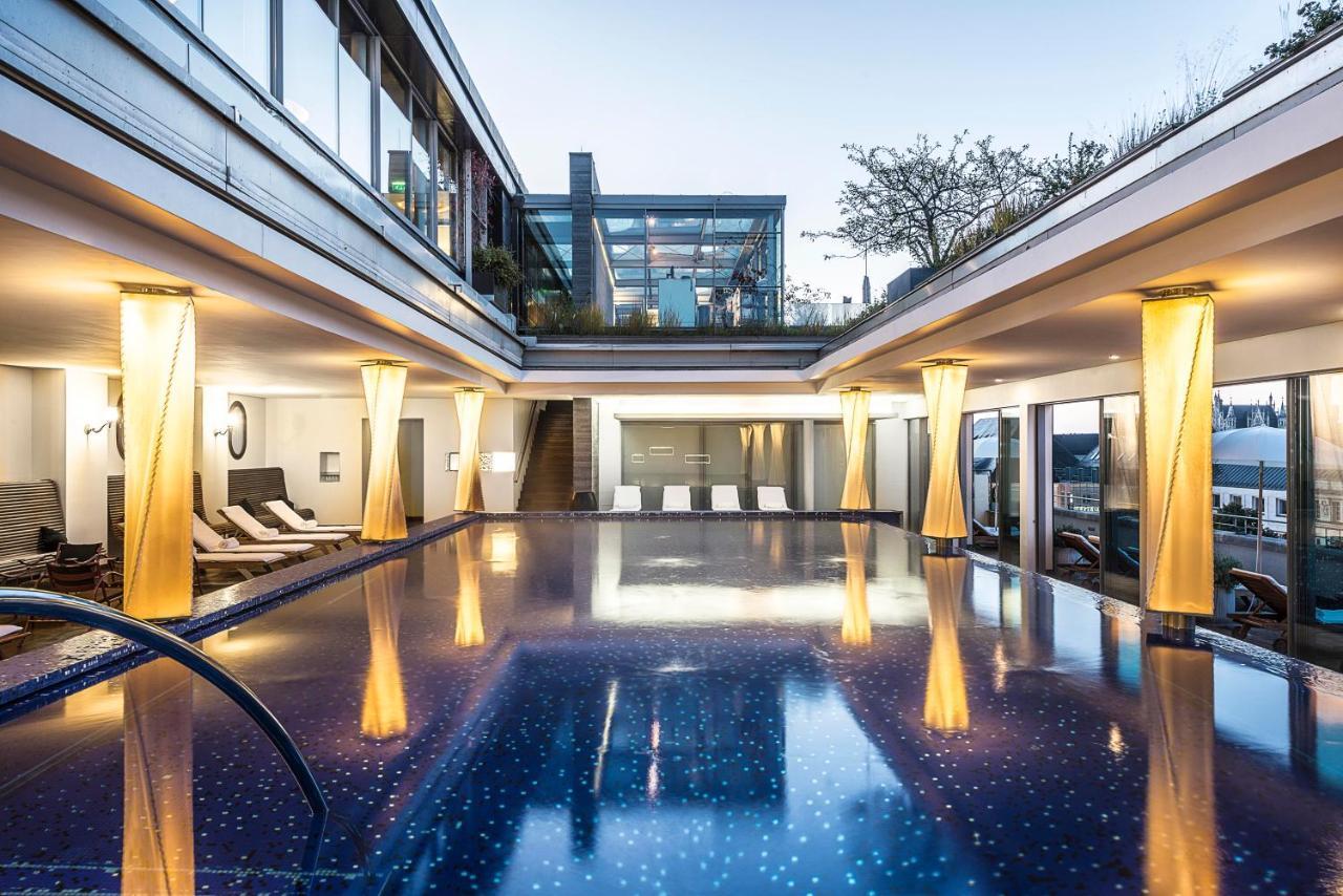 호텔 바이에른 호프 뮌헨 외부 사진 The pool at the Mandarin Oriental Munich