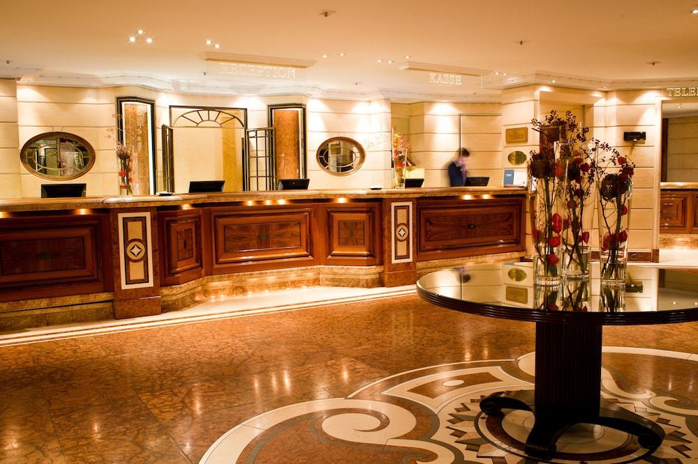호텔 바이에른 호프 뮌헨 외부 사진 The lobby of the hotel