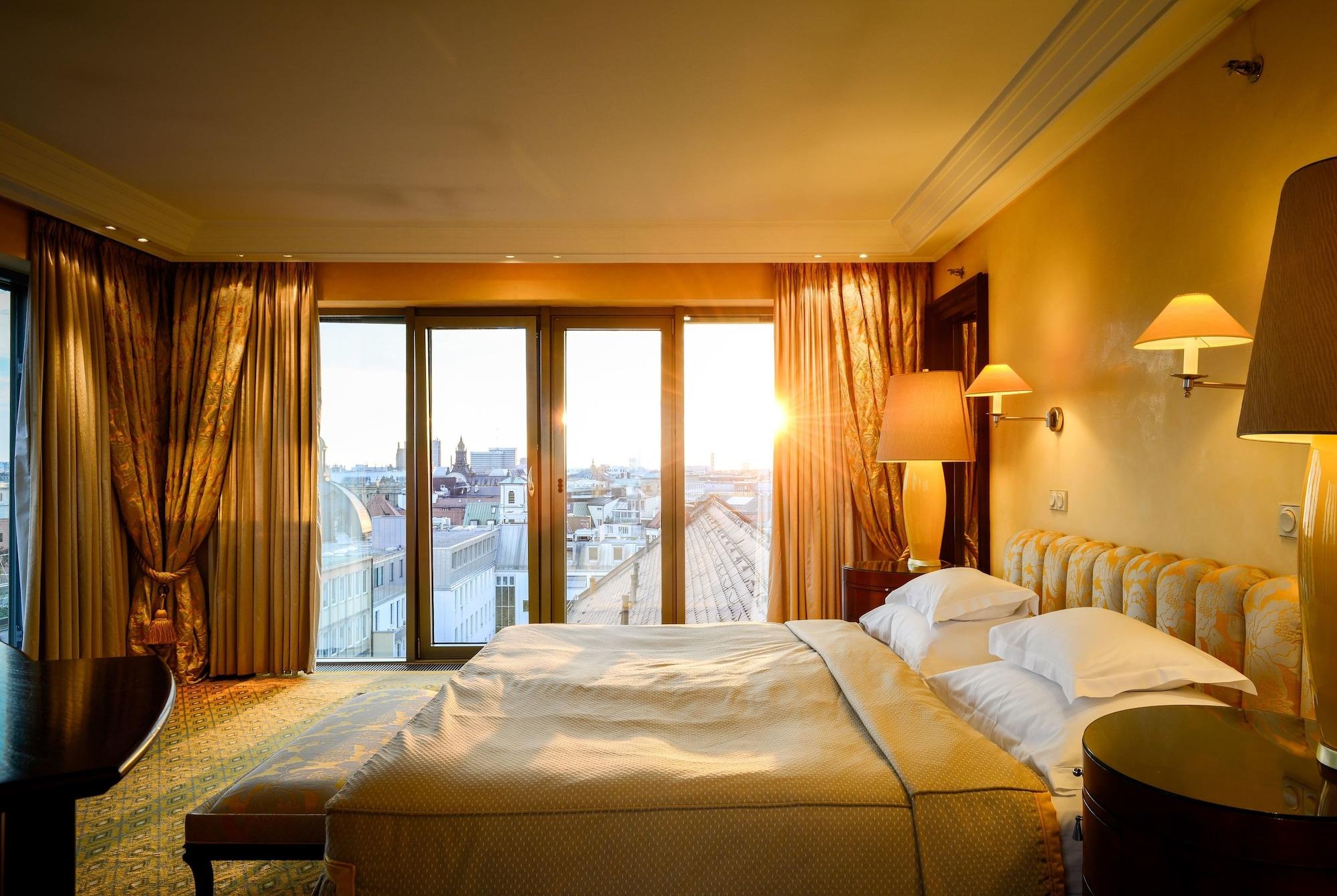 호텔 바이에른 호프 뮌헨 외부 사진 A room at the Hotel Bayerischer Platz