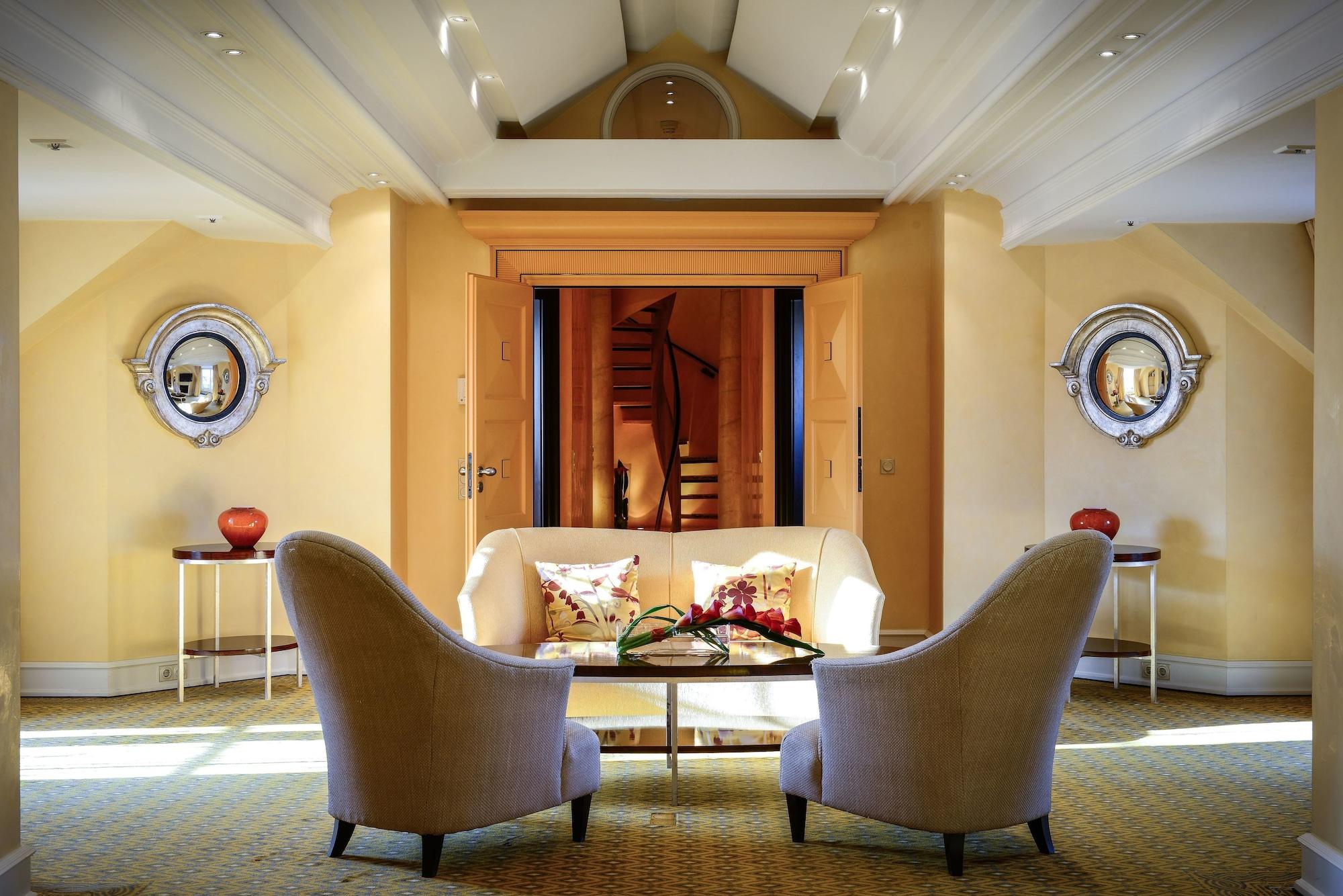 호텔 바이에른 호프 뮌헨 외부 사진 The interior of the hotel