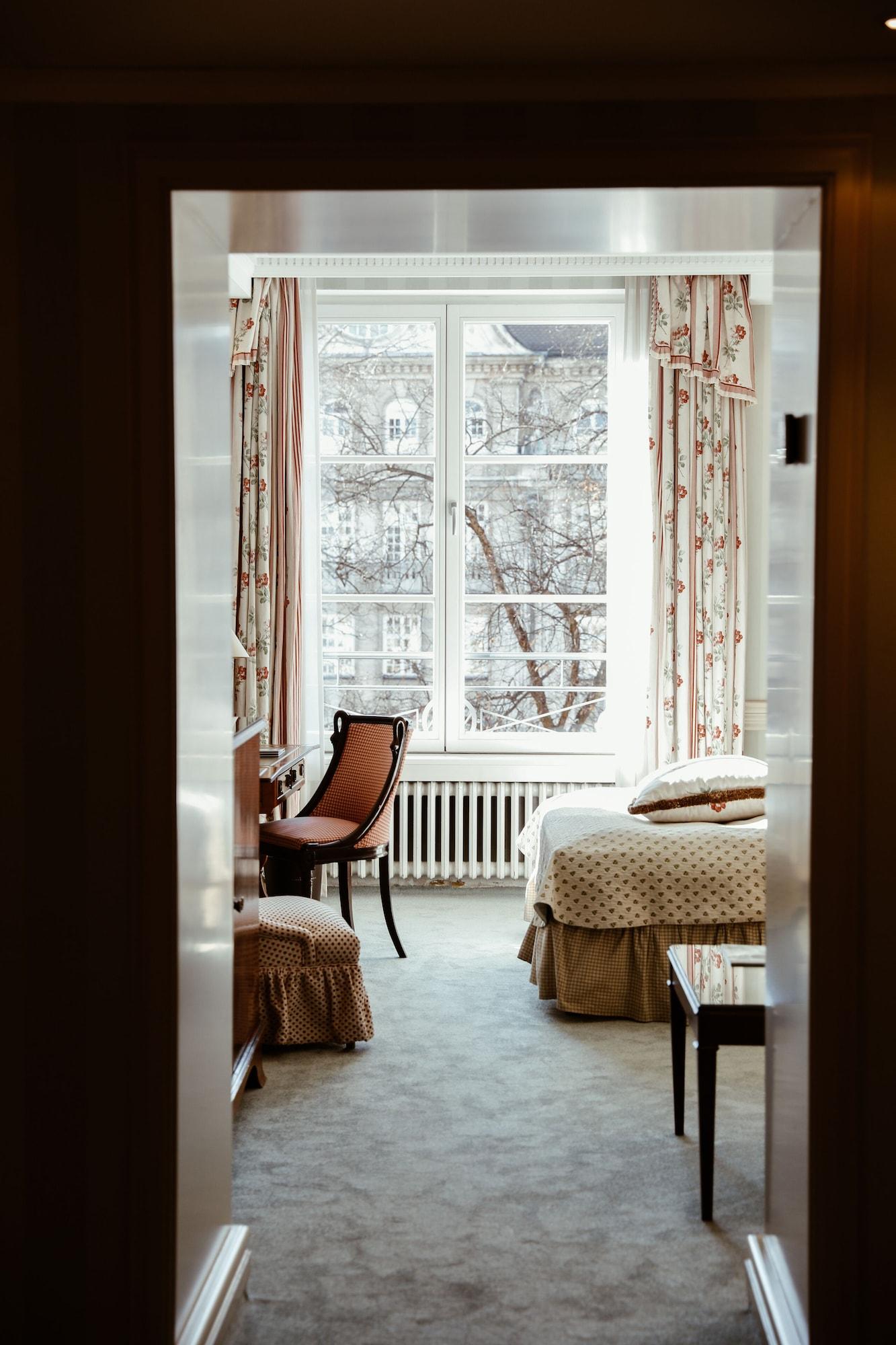 호텔 바이에른 호프 뮌헨 외부 사진 A room at the Hotel Axelmannstein