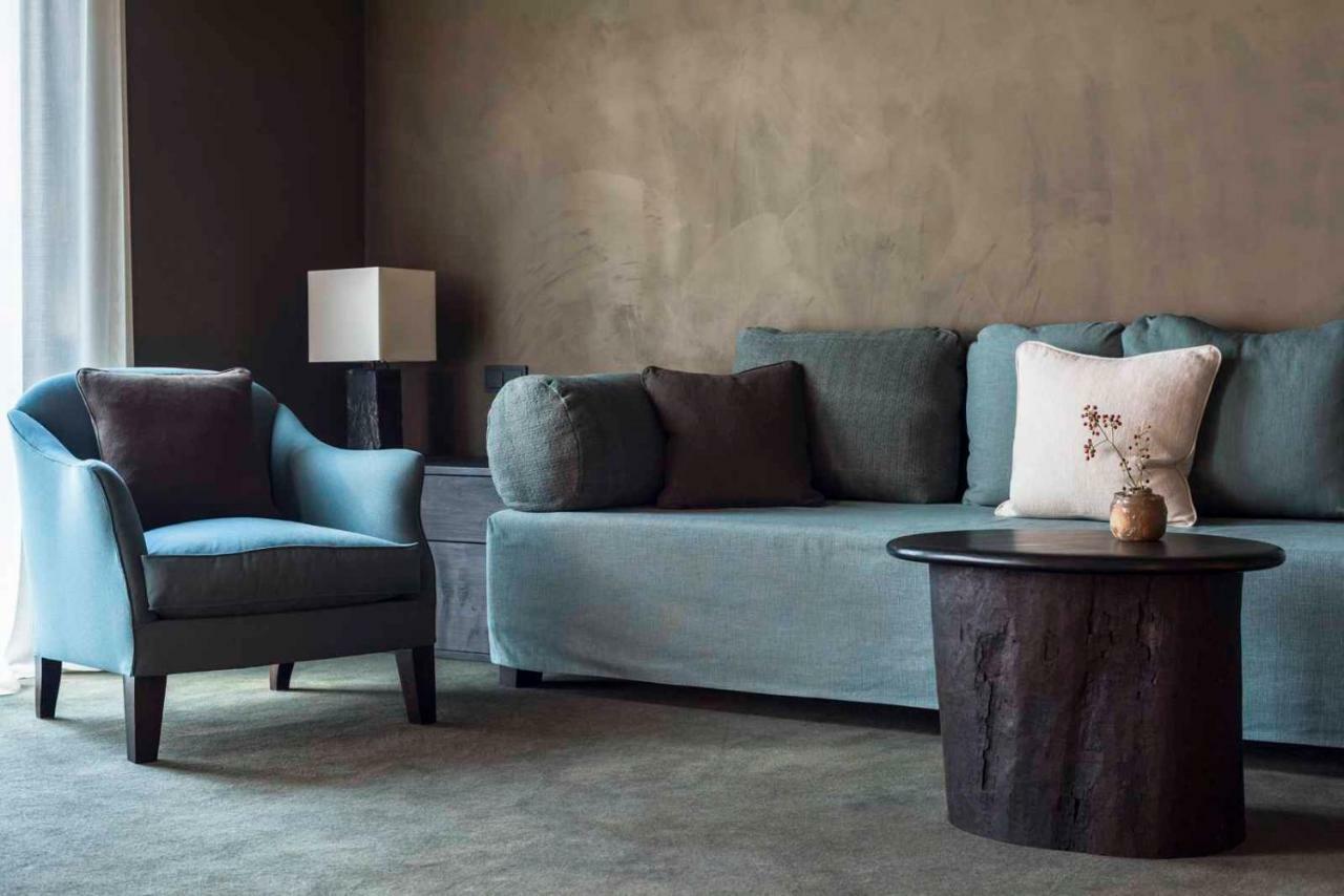 호텔 바이에른 호프 뮌헨 외부 사진 A living room with a sofa and a chair