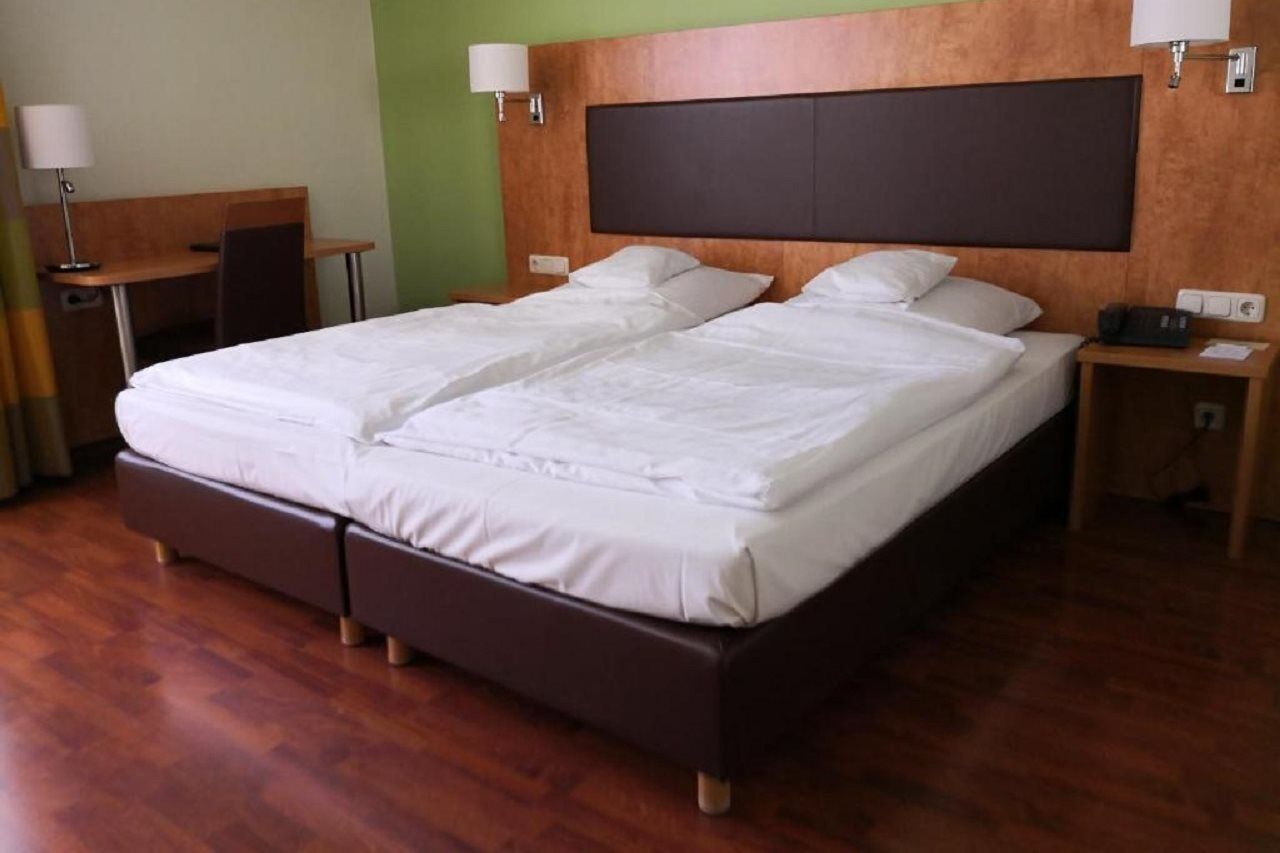 호텔 바이에른 호프 뮌헨 외부 사진 A double bed